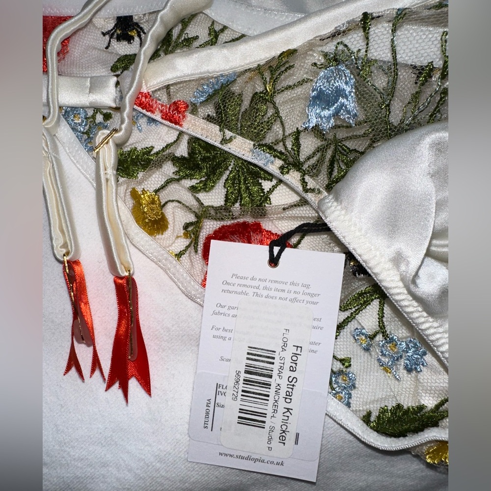 NWT Rare Studio Pia Flora Full White Silk Embroidered Floral Lingerie Set - Picture 8 of 15